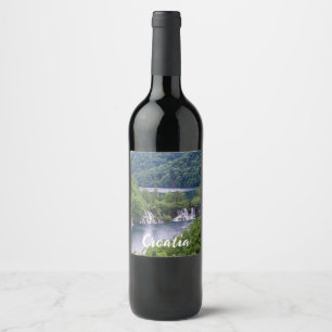 Étiquette Pour Bouteilles De Vin Cascade cascade avec forêt verte en Croatie