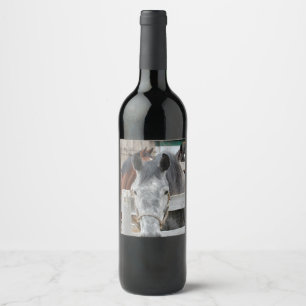 Étiquette Pour Bouteilles De Vin Cheval mignon dans une grange