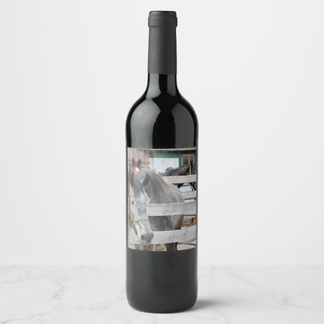 Étiquette Pour Bouteilles De Vin Chevaux mignons sur une ferme (Devant)