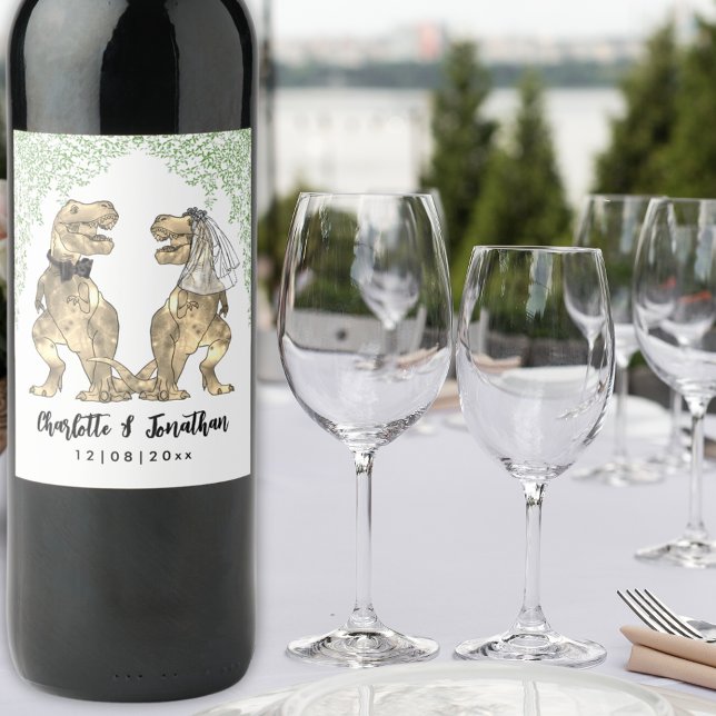 Étiquette Pour Bouteilles De Vin Dinosaur thème Mariage personnalisé (Dinosaur themed custom wedding wine labels with funny T-Rex bride and groom Jurassic jungle foliage)