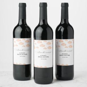 Étiquette Pour Bouteilles De Vin Elle est sur Fête de Fiançailles Minimaliste Paste