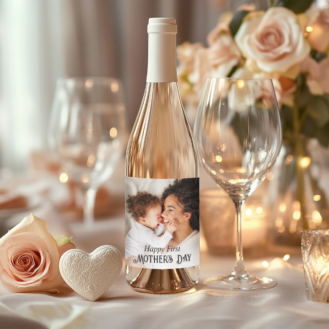Étiquette Pour Bouteilles De Vin Joyeuse fête des mères Photo personnalisée (Celebrate her First Mother's Day with this custom photo wine label to personalize with your photo.)