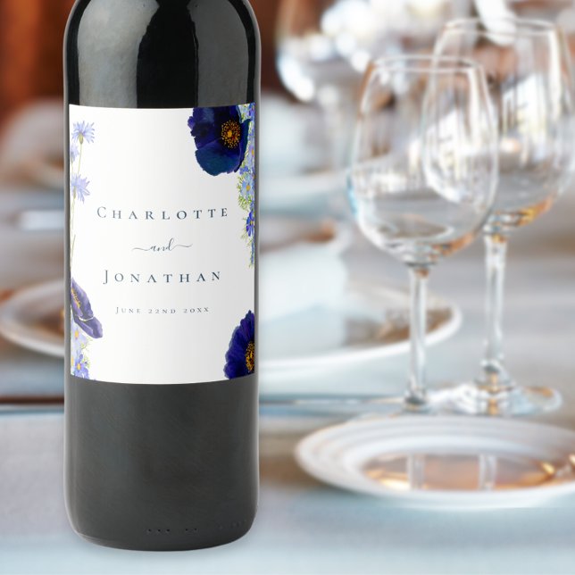 Étiquette Pour Bouteilles De Vin Mariage bleu Fleur sauvage moderne (Elegant wildflower blue floral wedding wine labels with bride and groom names and date in typography)