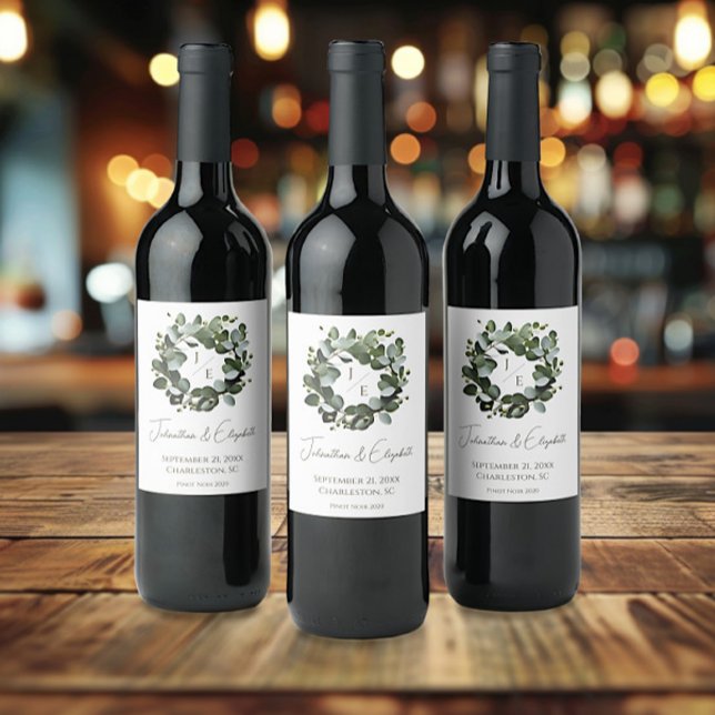 Étiquette Pour Bouteilles De Vin Monogramme moderne Eucalyptus Mariage de couronne  (White Modern Monogram Eucalyptus Wreath Wedding Wine Labels)