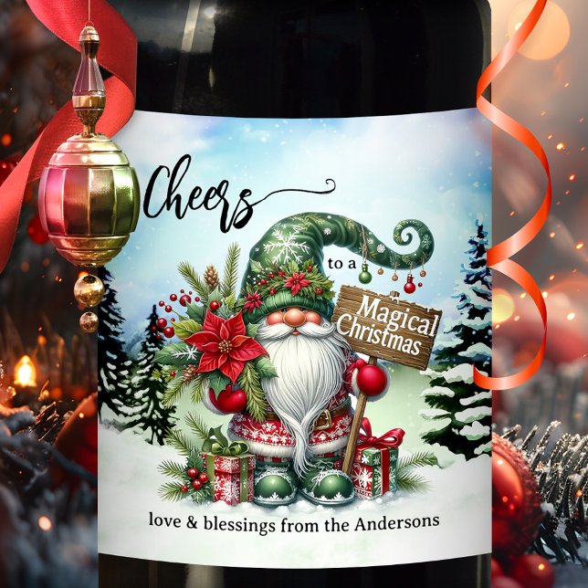Étiquette Pour Bouteilles De Vin Noël magique Gnome Whimsical mignon (A funny Christmas wine label featuring a cute gnome highlighting the magical time of the year)