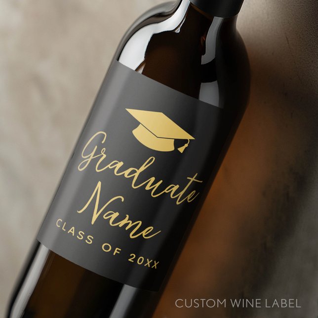 Étiquette Pour Bouteilles De Vin Script Grad Name avec Casquette - Graduation Black (Custom Graduation Wine Label - Celebrate the Graduate!)