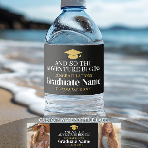 Étiquette Pour Bouteilles D'eau Et Donc Aventure Attend Moderne Graduation 2 Photo