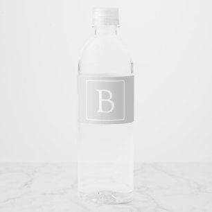 Étiquette Pour Bouteilles D'eau Monogramme gris clair simple