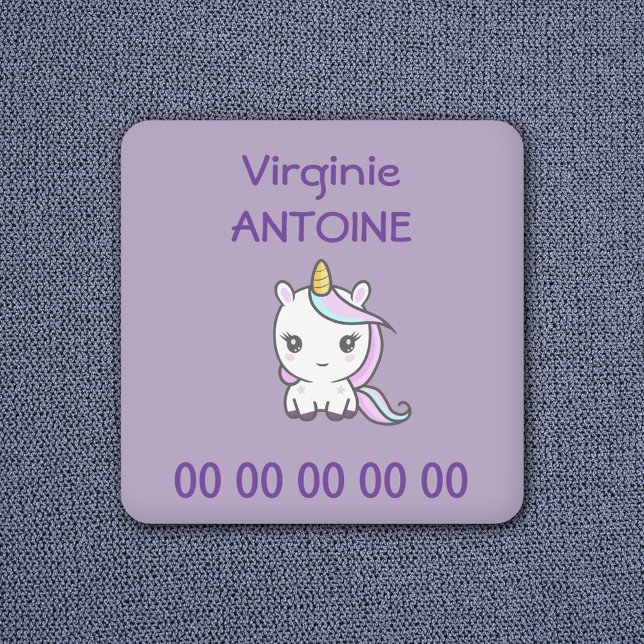 Étiquette pourpre pour enfants avec une mignonne l (Purple Kids' Label with a Cute Unicorn)
