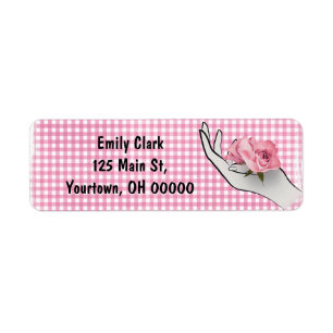 Étiquette rose rose en main sur vichy