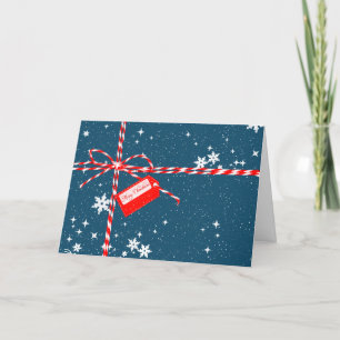 Étiquette rouge de Noël sur la carte cadeau de vac