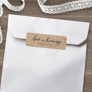Étiquette Rustique Faux Kraft Script L'amour est en train de
