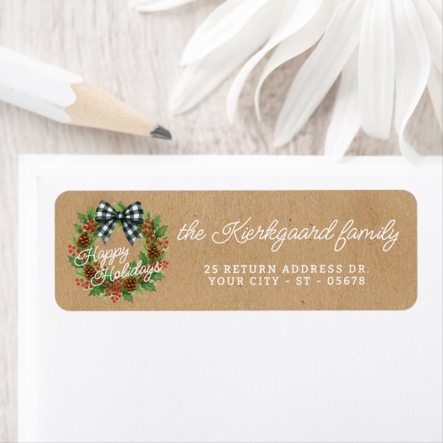 Étiquette Rustique Holly Wreath Blanc Noir À damiers Bow (En situation)