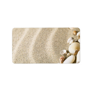 Étiquette Sable avec des coquilles et des pierres.