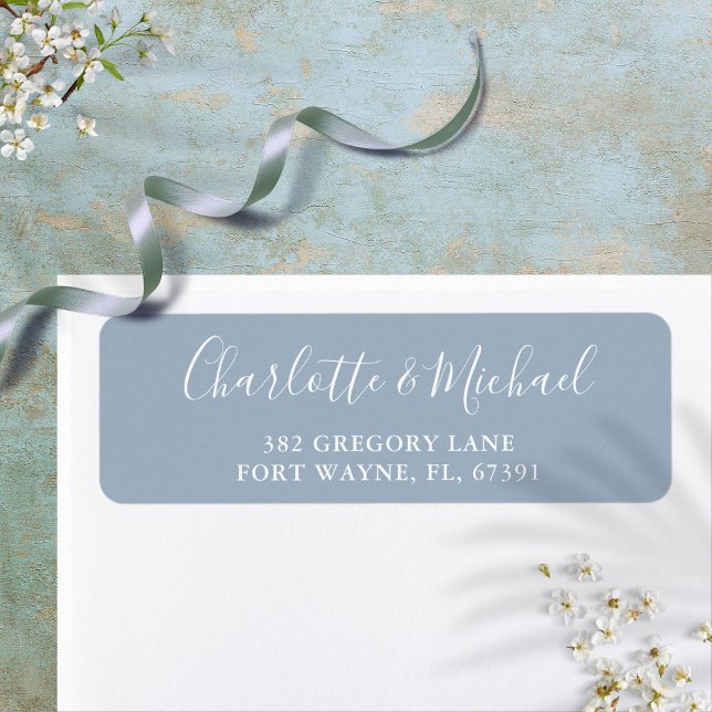 Étiquette Script de signature Papeterie de mariage bleu pous (Signature Script Dusty Blue Wedding Return Address Label)