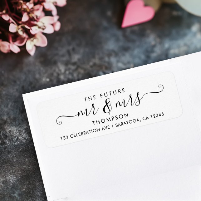 Étiquette Script moderne futur M.R. et MRS Luxury Elegant (white address label on envelope reading "THE FUTURE Mr & Mrs" in a curly script)