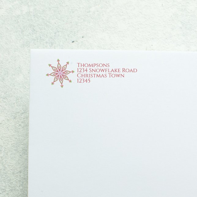 Étiquette Simple voile rustique d'hiver (Red and green Christmas snowflake return address label with festive holiday typography.)