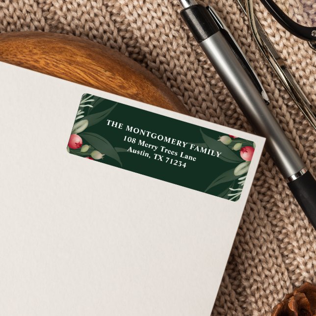 Étiquette Vert foncé Élégant Verdure Noël Chic (Elegant Christmas Return label with family name and address over a dark green background with berrie)
