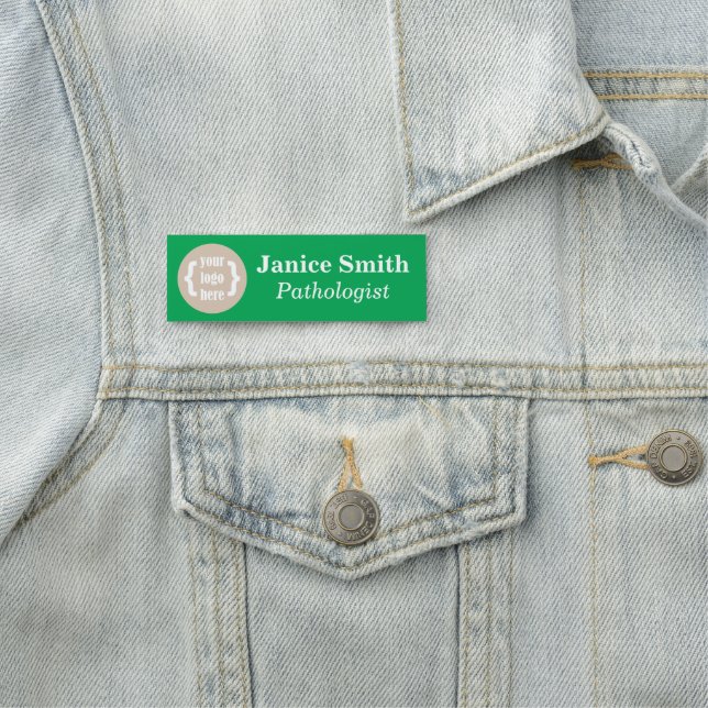 Étiquette verte brillante, nom de marque avec logo (En situation)