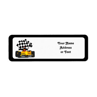 Étiquette Voiture de course jaune avec drapeau À damiers