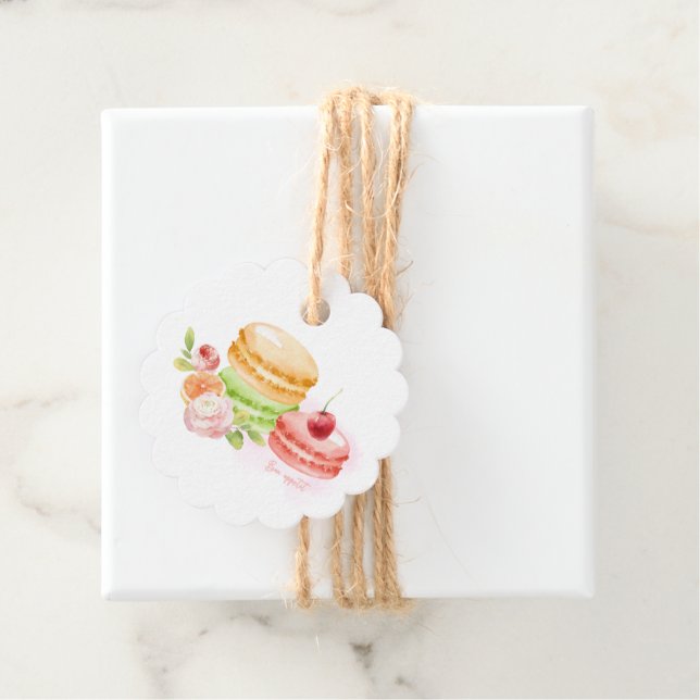 Étiquettes Cadeau Aquarelle Macarons avec cerise (En situation)