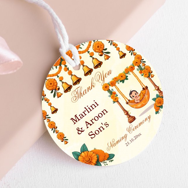 Étiquettes Cadeau Baby Naming Cradle Cérémonie indienne de reconnais (Baby naming cradle namkaran ceremony favor gift tags cute Indian baby in a cradle with marigolds tag)