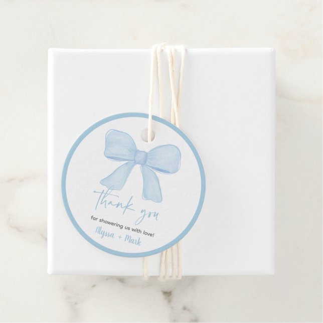 Étiquettes Cadeau Baby shower Coquette Blue Boy Bow (En situation)