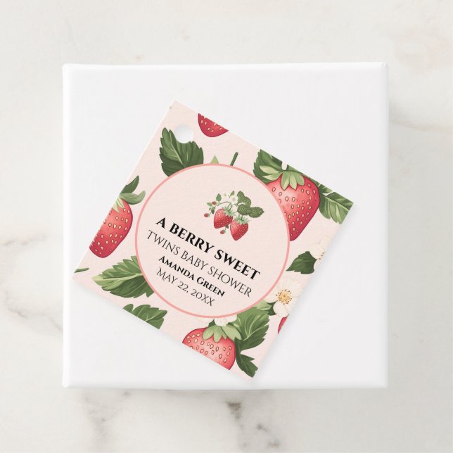 Étiquettes Cadeau Baby shower de fraises sucrées TWINS Berry (En situation)