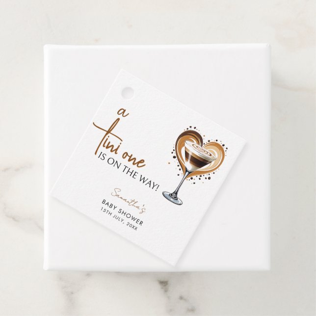 Étiquettes Cadeau Baby shower Tini One Espresso Martini (En situation)