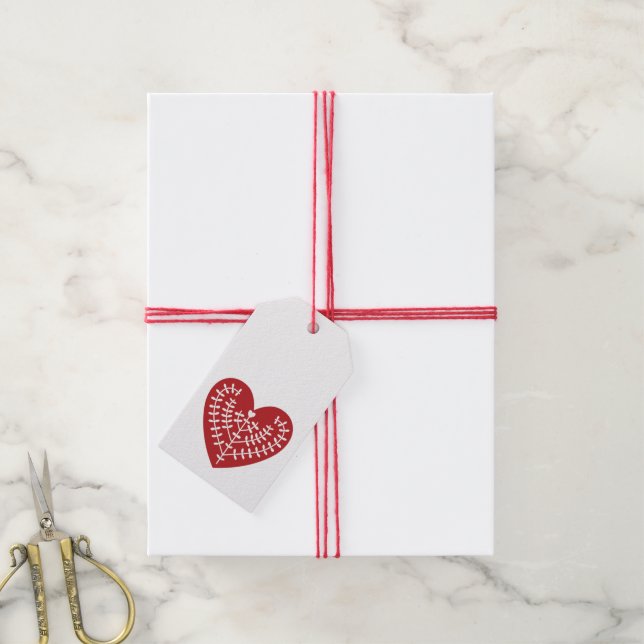 Étiquettes-cadeau Balise cadeau de coeur rouge scandinave (Avec de la ficelle)