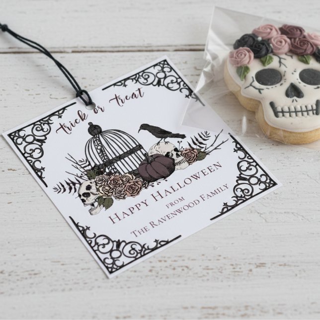 Étiquettes Cadeau Balise cadeau d'Halloween gothique noir et blanc (Halloween Gothic Skull Favor Tags. Chic White Vintage Skulls, Roses & Black Raven Trick or Treat Tag)