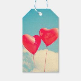 Étiquettes-cadeau Ballons du Coeur Rouge contre ciel nuageux