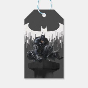 Étiquettes-cadeau Batman perché sur un pilier