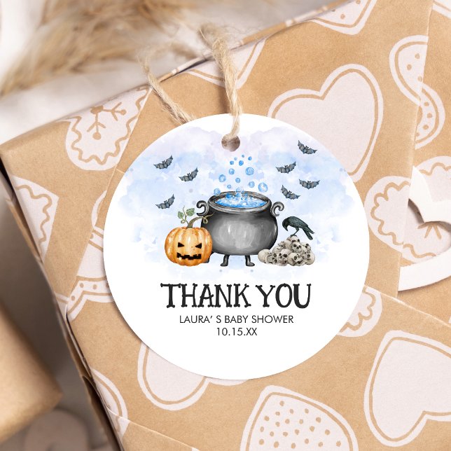 Étiquettes Cadeau Bébé bleu brasse Baby shower d'Halloween rond (Blue Baby is Brewing Halloween Baby Shower Round Favor Tags)