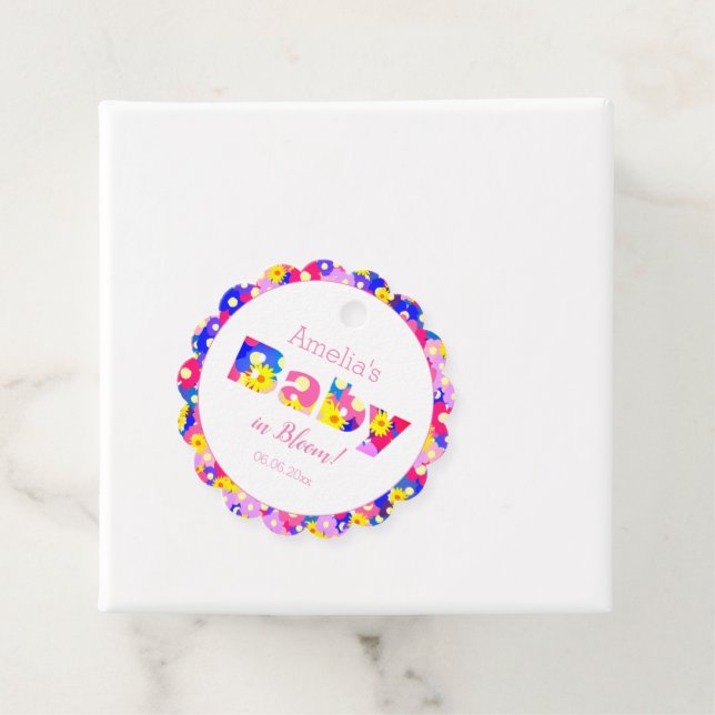Étiquettes Cadeau Bébé en Fleur Baby shower rose (En situation)