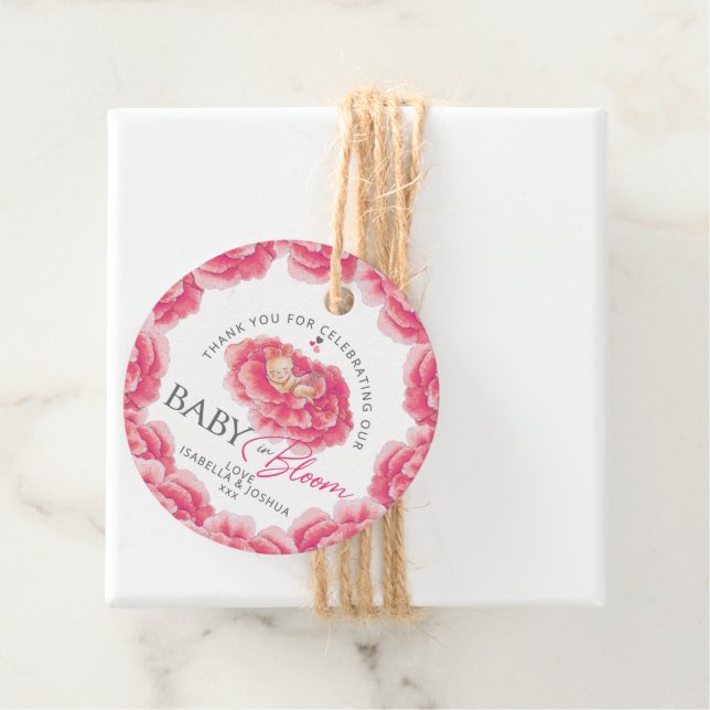 Étiquettes Cadeau Bébé en Fleur baby shower rose aquarelle (En situation)