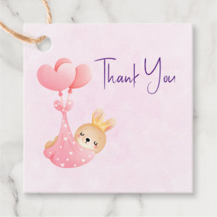 Étiquettes Cadeau Bébé mignon dans une couverture de coeur