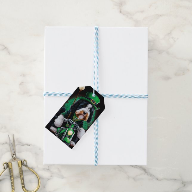 Étiquettes-cadeau Bernedoodle Chien conduisant vélo St. Patrick's Da (Avec de laficelle)