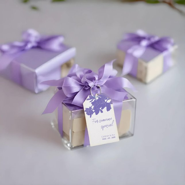 Étiquettes-cadeau blanc Floral violet Design Texte personnalisé (Purple Floral Design Personalized Text Gift Tags hanging on a clear gift box with a lilac ribbon)