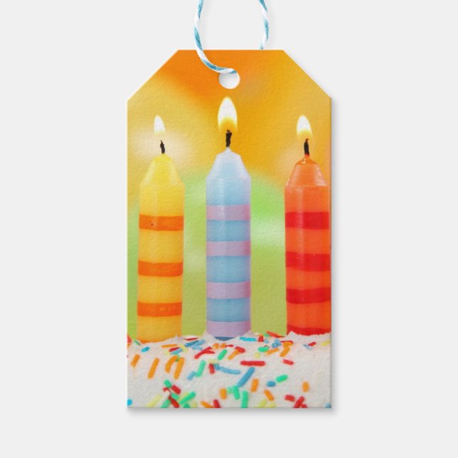 Étiquettes-cadeau Bougies (A tag with a birthday cake with three candles, the background is orange and green.)