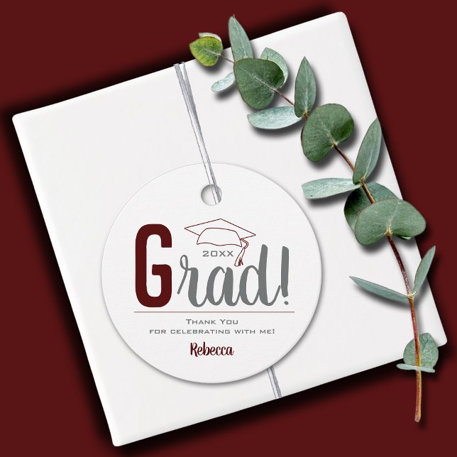 Étiquettes Cadeau Cap de graduation marron et gris (2" round personalized graduation favor gift tags in gray and maroon grad cap )