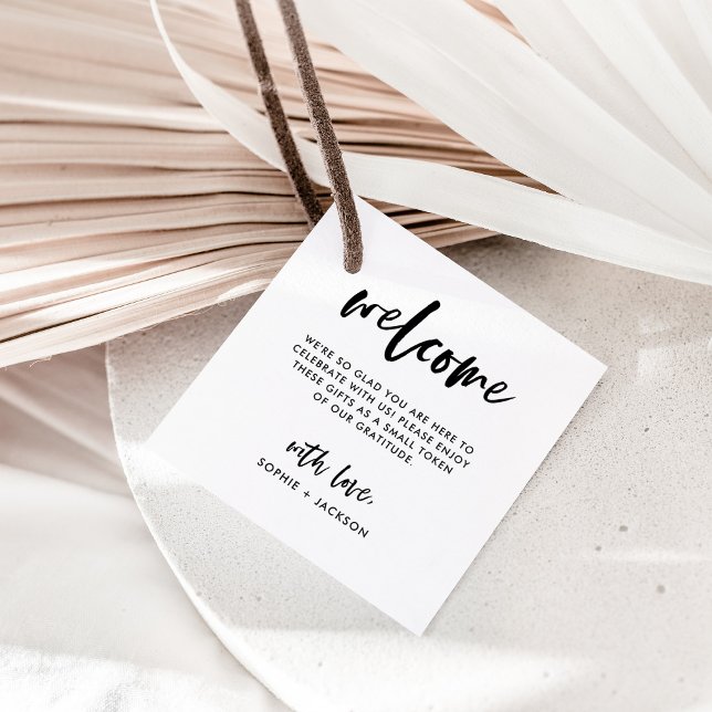 Étiquettes Cadeau Casual Script | Sac cadeau de bienvenue Mariage ou (A modern and minimalist wedding welcome gift tag)