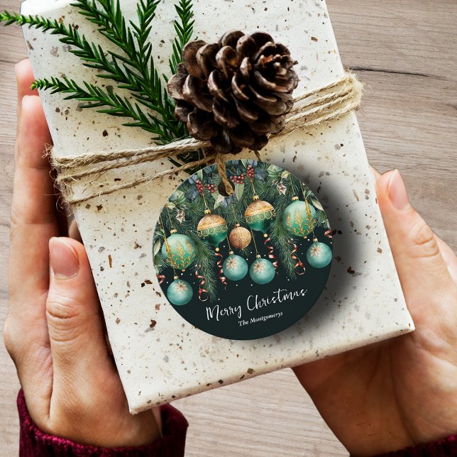 Étiquettes Cadeau Chic Gold and Green Christmas Tree Ornaments (Chic Merry Christmas round favor tags with green Christmas Tree Ornaments)