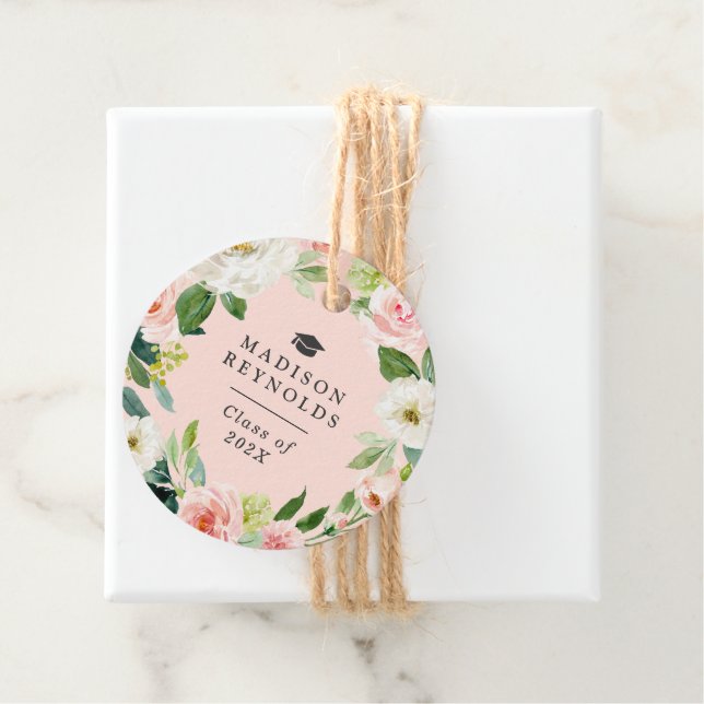 Étiquettes Cadeau Classe de 2023 Graduate Blushing Floral Graduation (En situation)