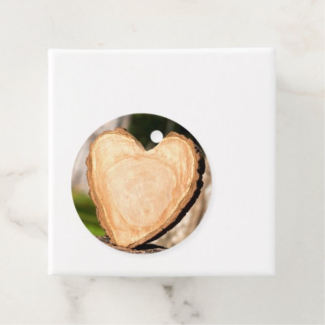 Étiquettes Cadeau coeur en bois (En situation)