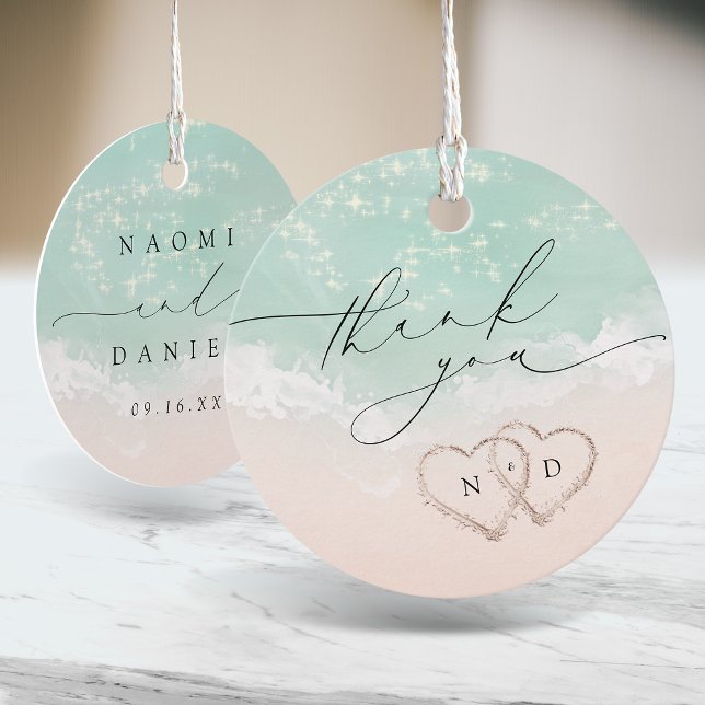 Étiquettes Cadeau Coeurs de script moderne dans le sable Beach Maria (Modern Script Hearts in the sand Beach Wedding Favor Tags)