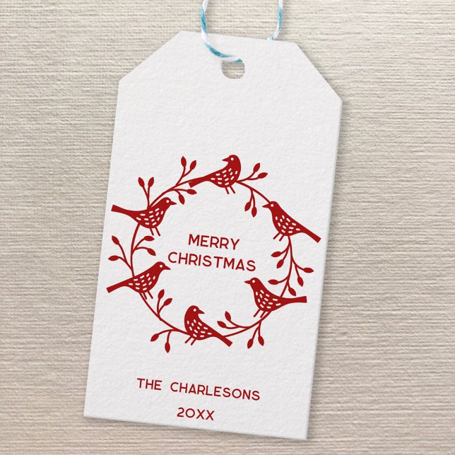 Étiquettes-cadeau Couronne d'oiseaux scandinaves Noël personnalisé (Red Scandinavian bird wreath personalized family name date festive Merry Christmas gift tag)