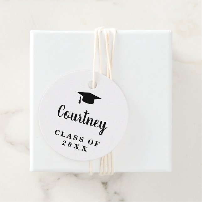 Étiquettes Cadeau Cute Simple Mortier Carte Moderne Graduation (En situation)