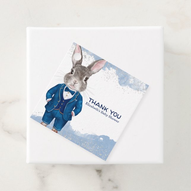 Étiquettes Cadeau Dapper Boy Bunny en costume bleu et Bowtie (En situation)