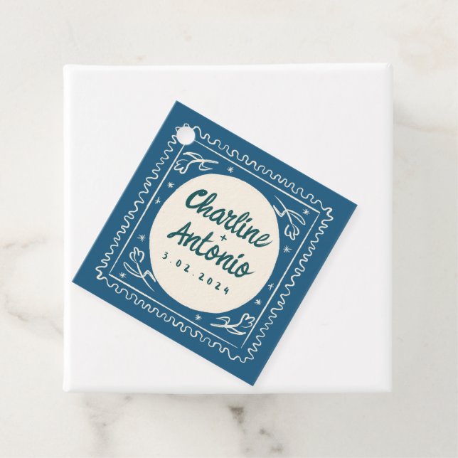 Étiquettes Cadeau Écriture manuscrite moderne bleue Wavy Mariage rét (En situation)
